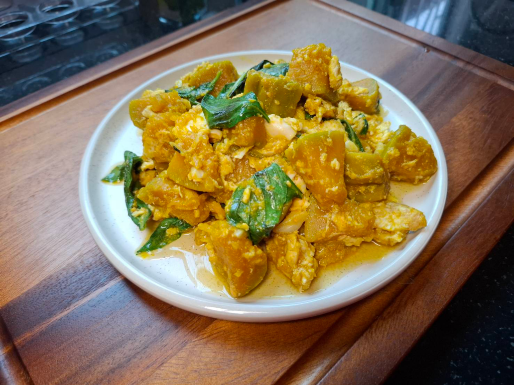 ผัดฟักทองใส่ไข่ เสิร์ฟในจานพร้อมทาน กลิ่นหอม รสชาติกลมกล่อม